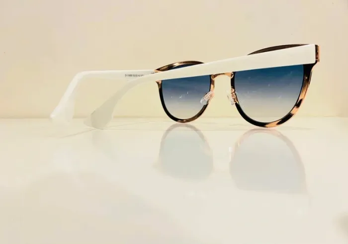 Lunette de soleil femme blanche et dorée verres bleus dégradés UV protection catégorie 2 - photo numéro 7