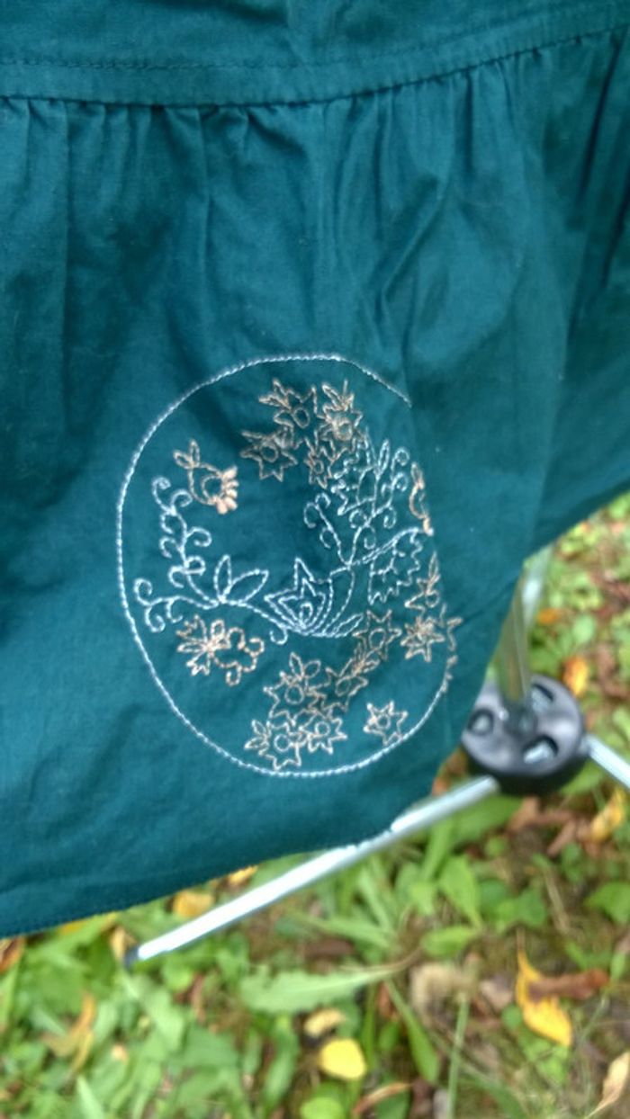 Jupe bleue pétrole avec broderies sur le bas taille 40 - photo numéro 2