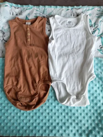 Lot 2 bodies H&M sans manches 86cm