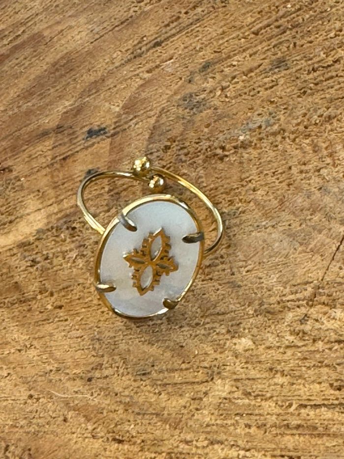 Superbe bague mile Mila ovale croix trèfle  blanche nacré acier inoxydable or - photo numéro 4