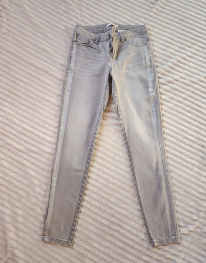 Jean skinny gris Camaïeu Taille 34 – Détail brillant - photo numéro 2