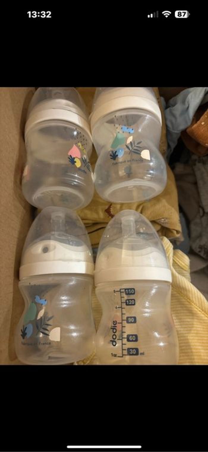 Lot vêtements bébé 1 mois et 4 biberons - photo numéro 4