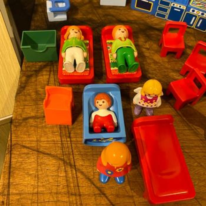 Lot 123 meubles et personnages - photo numéro 4