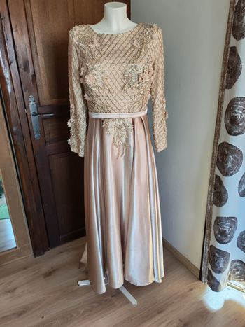 Robe de soirée couleur champagne brodé de perles et de fleurs F&P