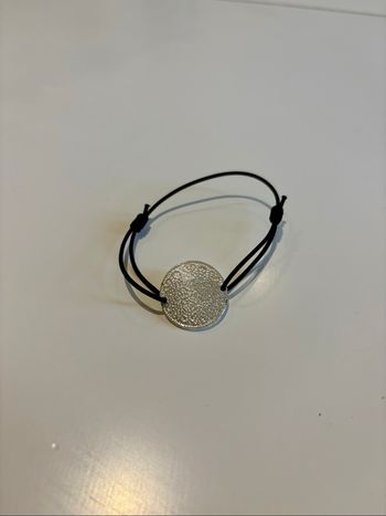 Bracelet élastique argenté avec disque texturé