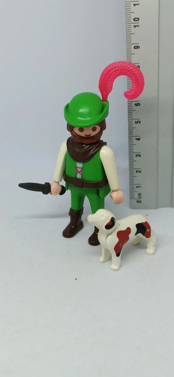Homme chasseur moyen age avec habits verts et chien de chasse à courre playmobil