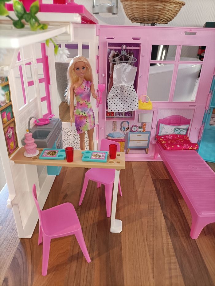 Jolie maison Barbie + 1 barbie + 2 tenues + meubles et accessoires - photo numéro 7