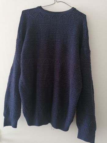 Pull bleu marine avec motifs