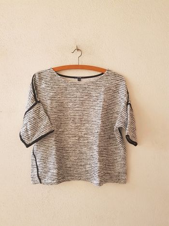 Top court gris chiné avec filaments argentés