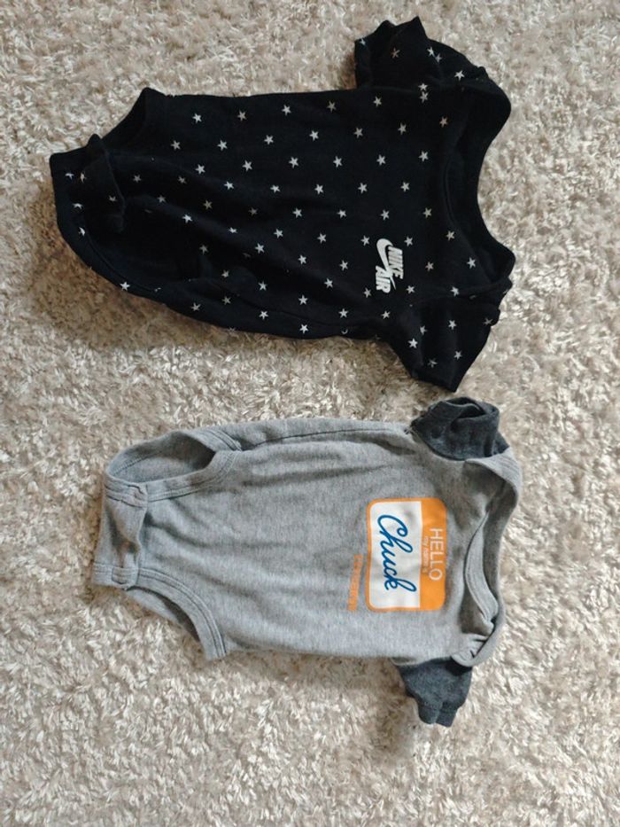 Lot 2 bodies manches courtes 6 Mois