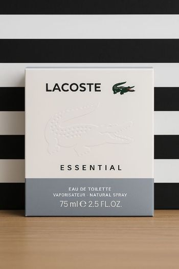 Lacoste Essential : L'élégance Sportive au Quotidien