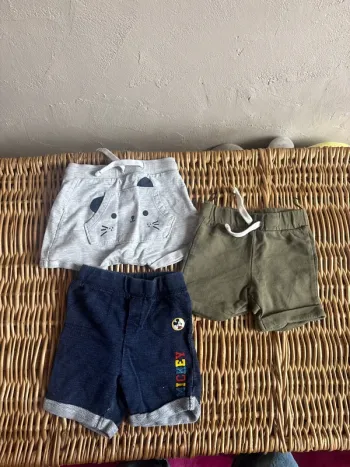 3 short 12mois garçon en très bon état