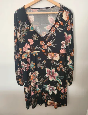 Robe formul fluide noire doublée motifs fleurs manches longues taille 40 en excellent état
