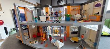 Hopital aménagé Playmobil