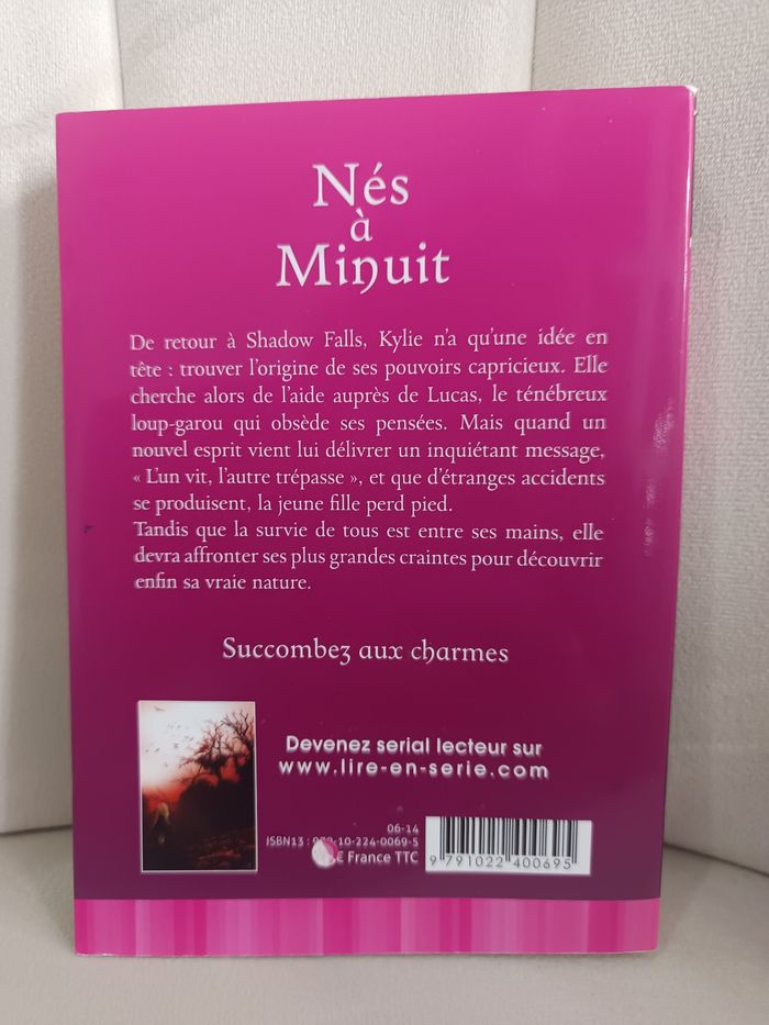 Livre " Nés à minuit tome 3 " - photo numéro 2