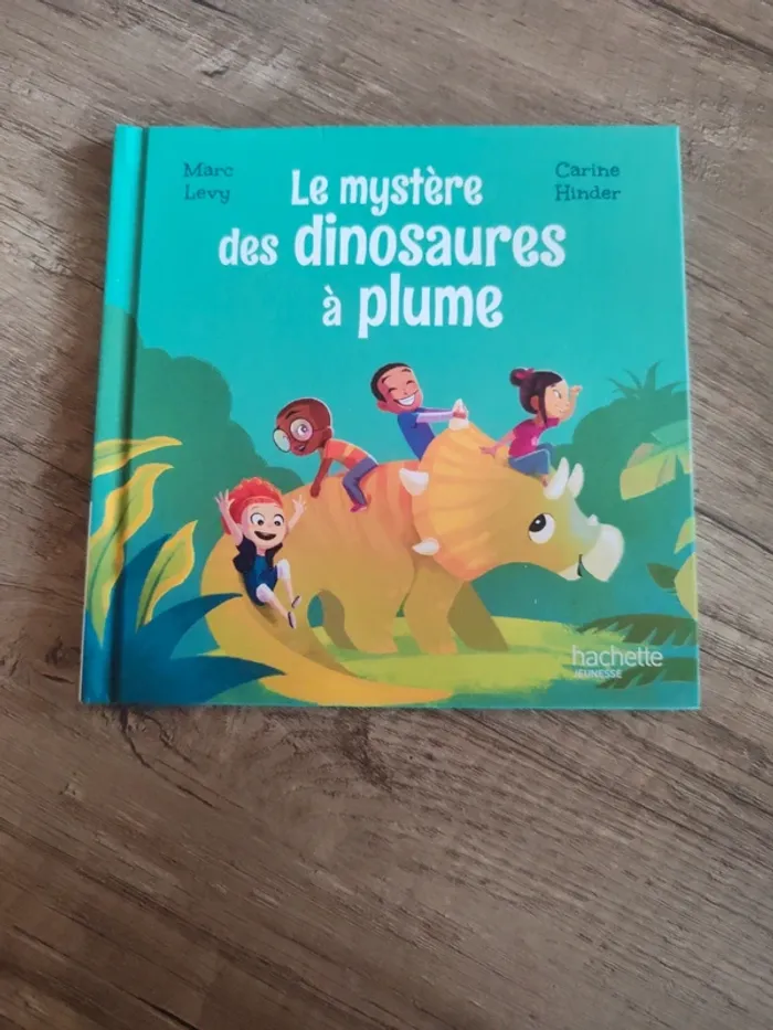 Livre pour enfants "le mystère des dinosaures à plume"