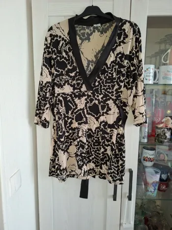 Tunique noire et beige.