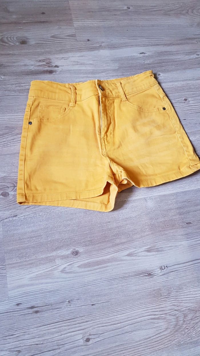 Short jaune