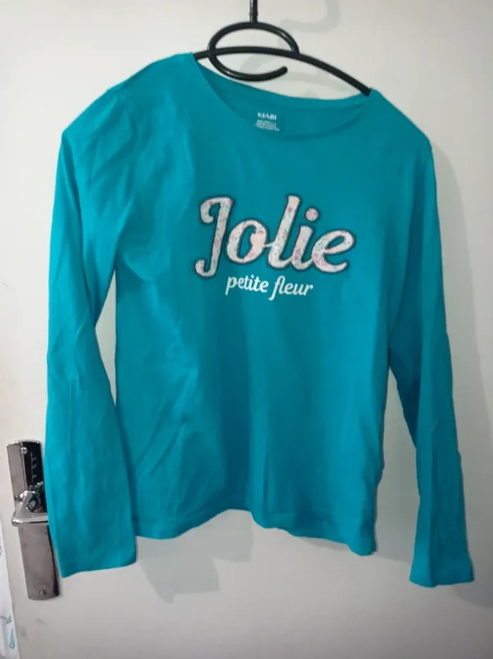 T-shirt manche longue bleu avec motifs