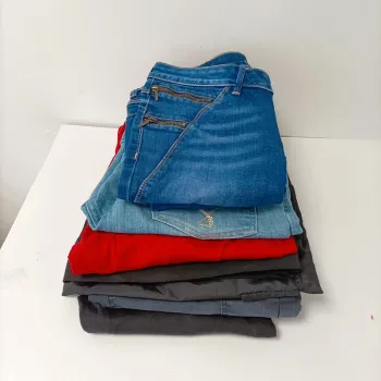 Lot 8 bas femme taille 40 : jeans, pantalons, shorts, cargo et fluide rouge LOT029