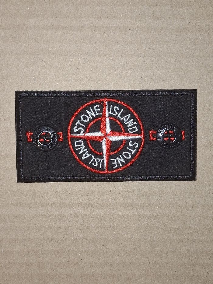 1 Patch Stone Island rouge + 2 boutons