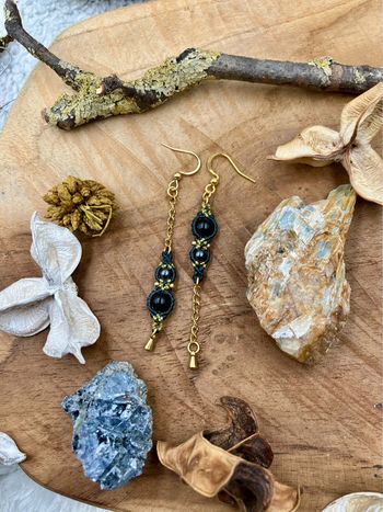Boucles d’oreilles pendantes dépareillées macramé chaînes pierres Onyx et Hématite