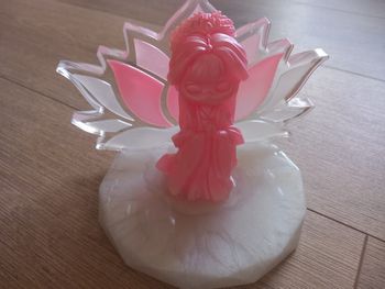 Statue Geisha avec fleur de lotus en résine 