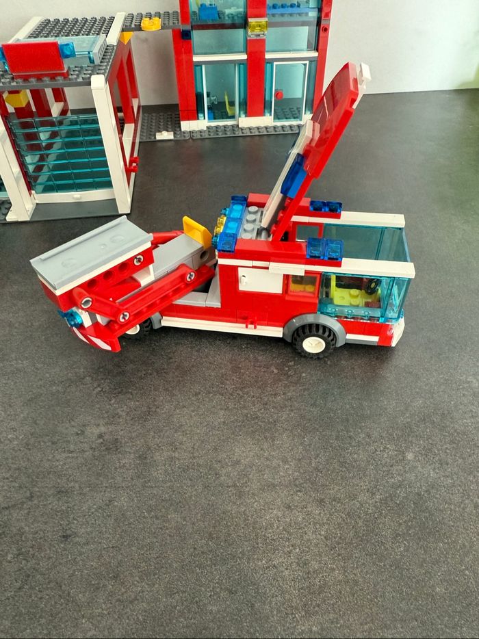 Lego city caserne pompiers 7208 - photo numéro 8
