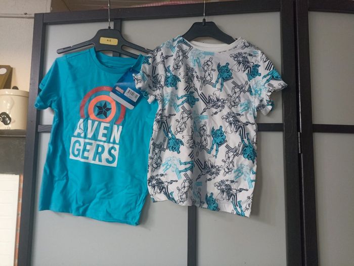 Lot de t-shirt à Disney Avengers taille 4 5 ans