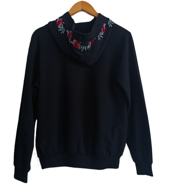 Sweat noir a capuche decor roses rouges. CC Collection. Taille 38 / 40. - photo numéro 6