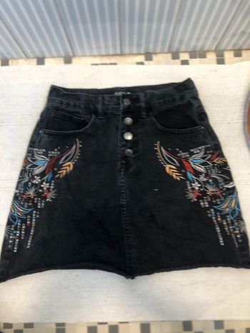 Jupe noire en jean/motif brodé
