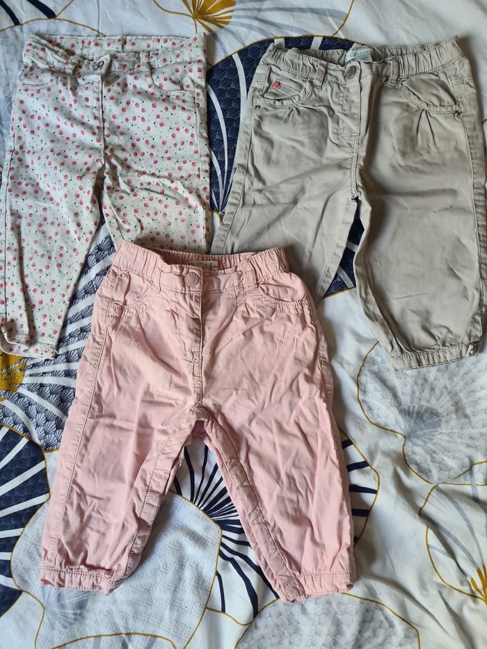 3 pantalons. 12 mois. Rose kitchoun. Gris obaîbi. Blanc cerise orchestra