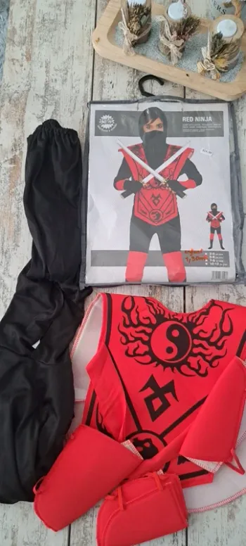 Ninja rouge en mission pour le cosplay