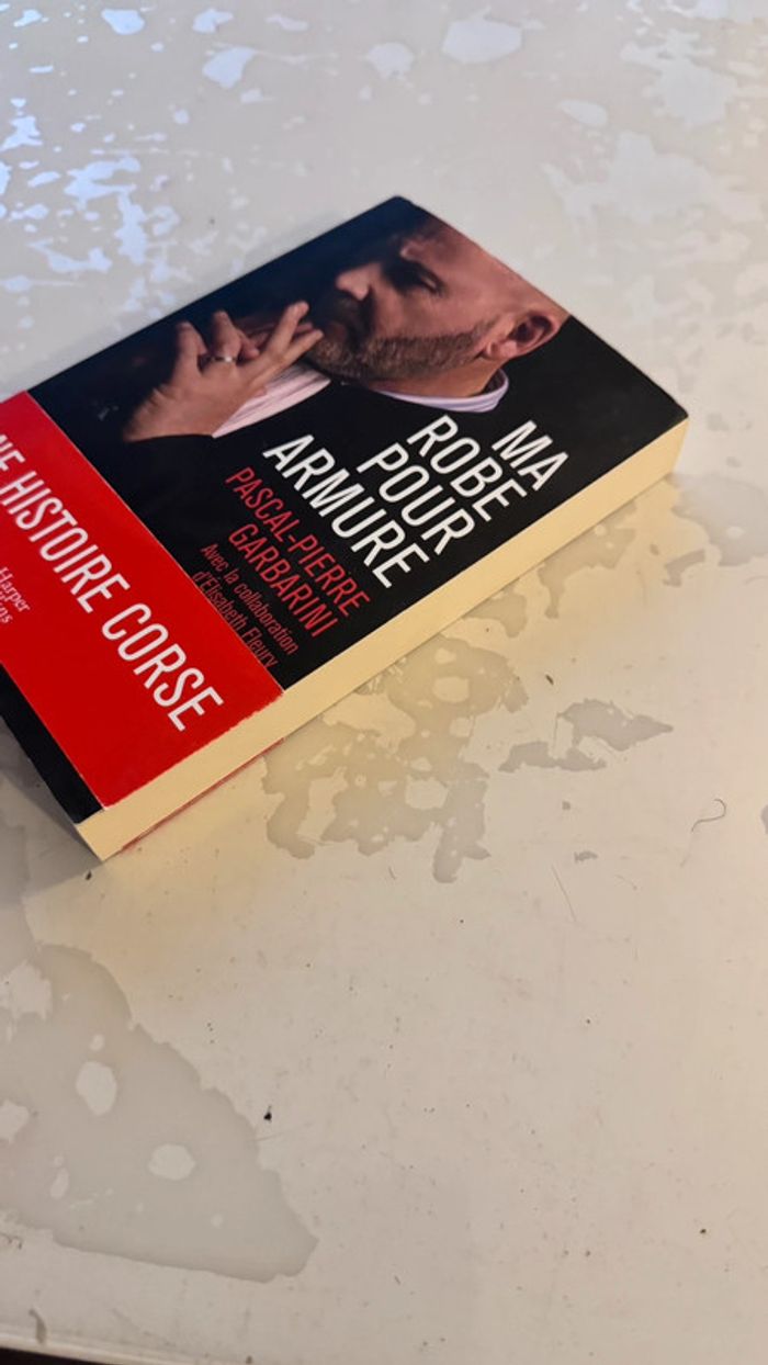 “Ma robe pour armure” - Une histoire corse captivante (État neuf) - photo numéro 2