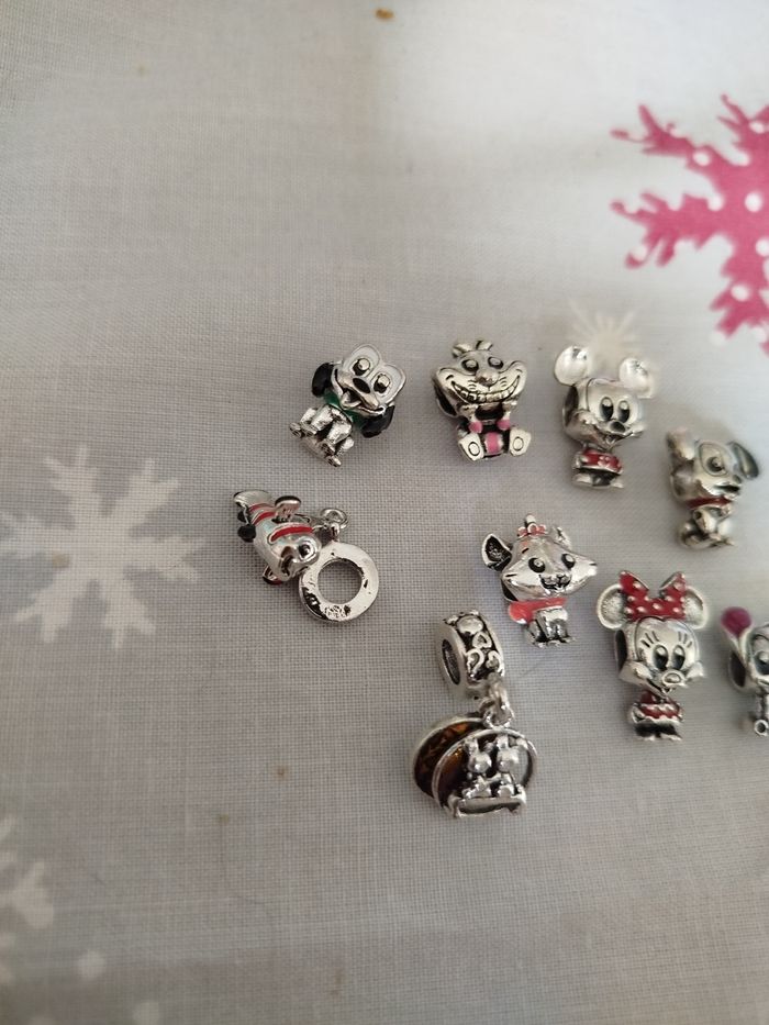 Lot magnifique de 9 charm Disney Minnie stitch mickey Pluto nemo Marie etcc - photo numéro 5