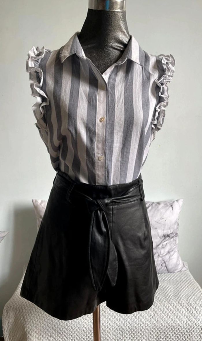 Chemise sans manches rayé.