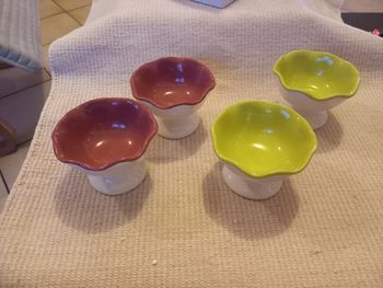 Lot de 4 coupelles en forme de fleur – Blanc, vert anis & violet