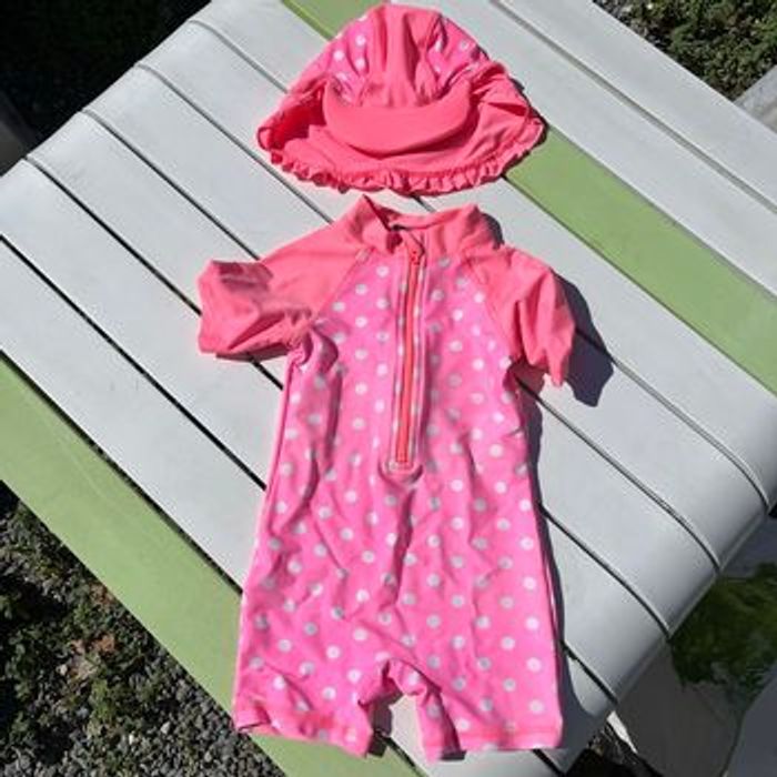 Ensemble combi de bain et casquette longue