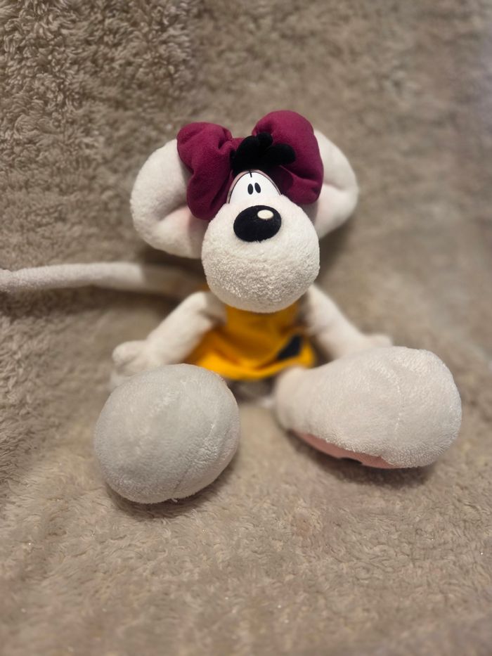 Peluche diddlina avec sa robe orange