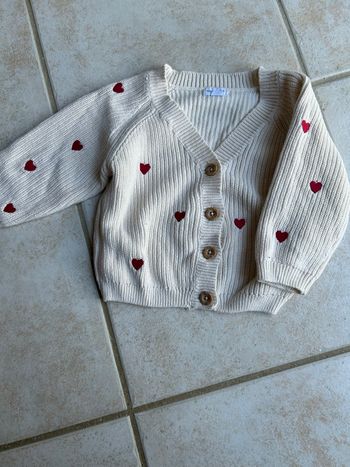 Gilet en colle V , avec des cœurs