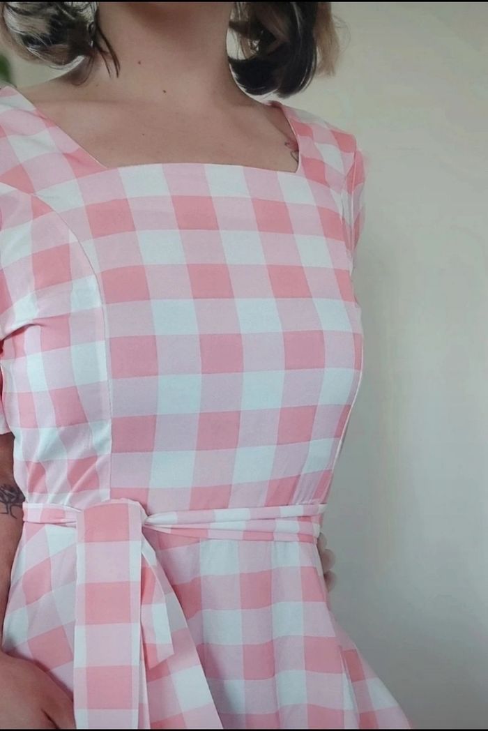 Robe pin up années 50 années 60 vintage patineuse, ceinture cintrée a carreaux blanche et rose - photo numéro 2