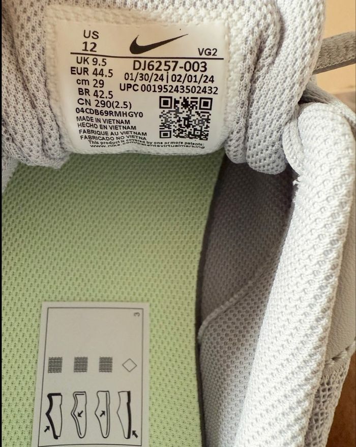 Baskets Nike – Taille 44,5 – gris clair/blanc – Neuf avec étiquette - photo numéro 4