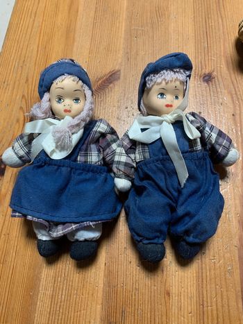 2 petites poupées déco bleues