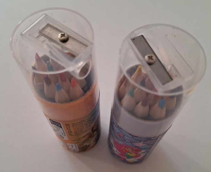 Lot mini album de coloriage et 2 boîtes de crayons de couleur - photo numéro 2