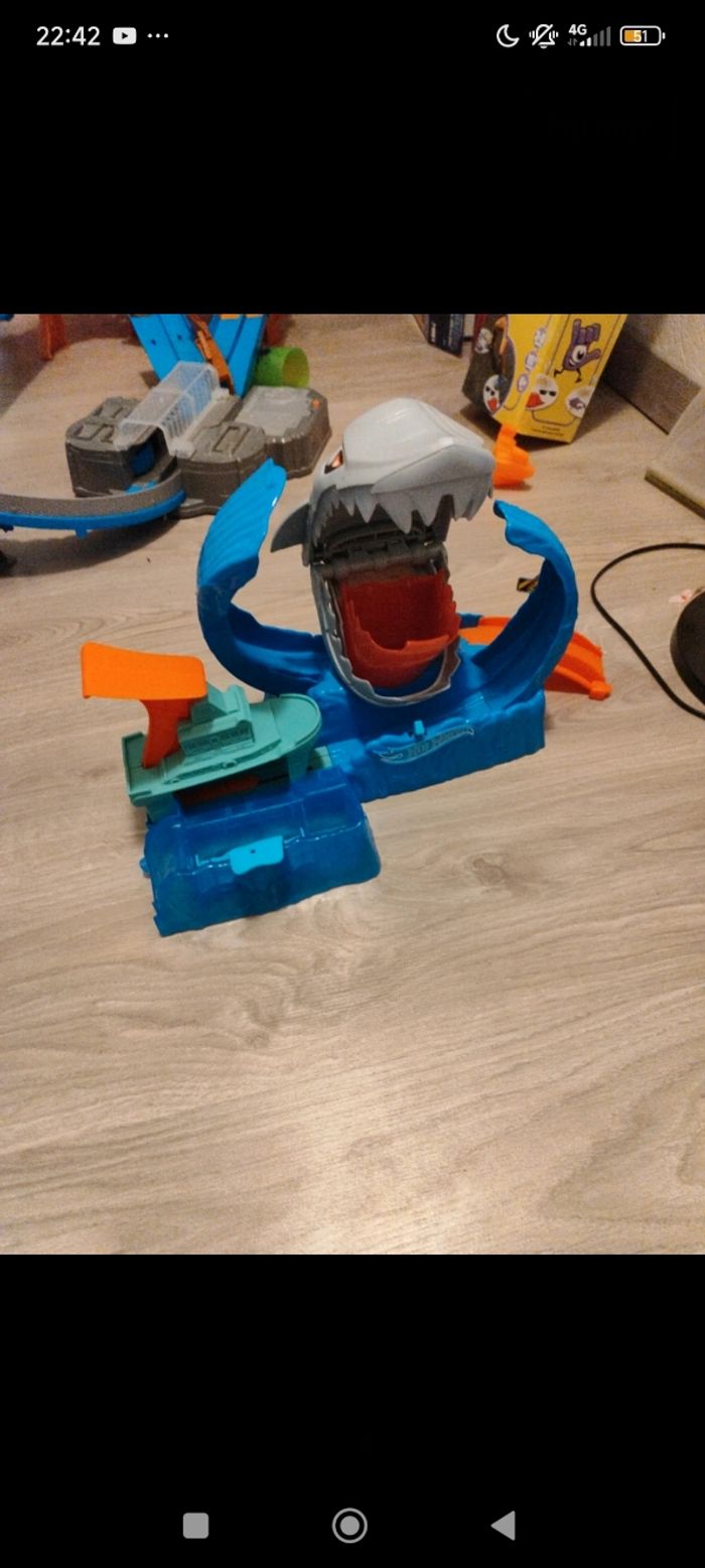Circuit hot wheels l'attaque du requin
