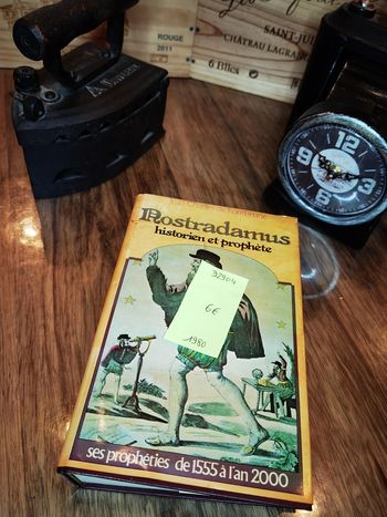 D2904 - livre "Rostradamus historien et prophète"