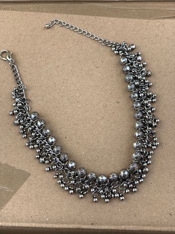 Collier ethnique à breloques et grelots