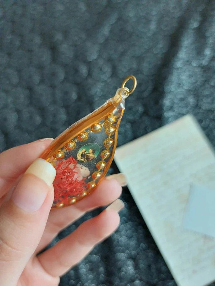 magnifique pendentif en résine avec une image religieuse - photo numéro 5