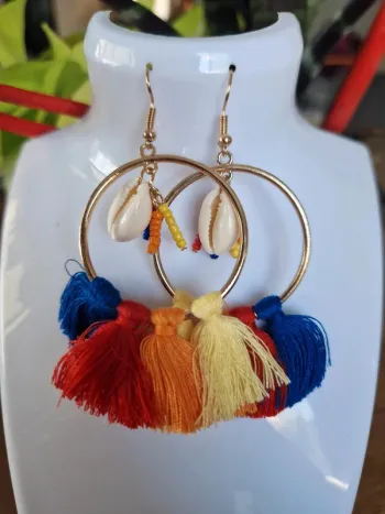 Boucles d'oreilles fantaisies dorées fils multicolores et coquillage