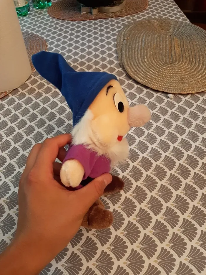Peluche Blanche-Neige et les sept nains Disney Hasbro - photo numéro 2